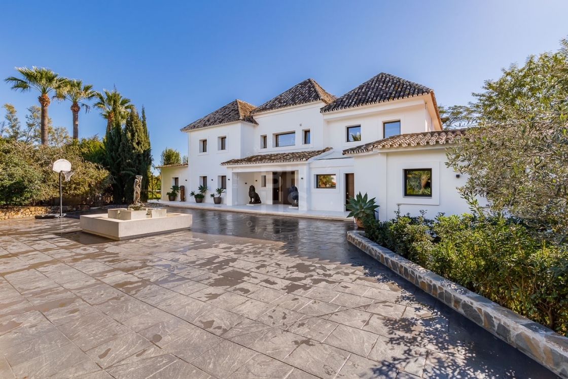 An exquisite 6 bedroom mediterranean style villa within a short distance from the beach in Atalaya/ Estepona.
