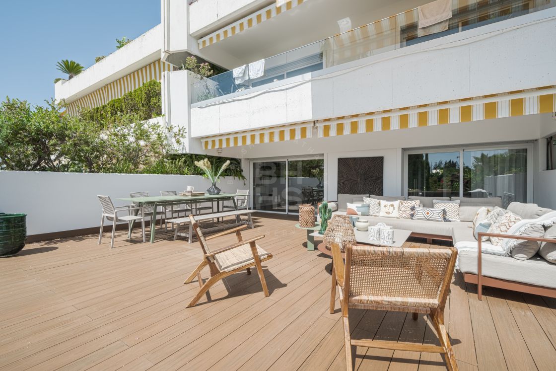 Contemporary apartment in Las Lomas del Marbella Club, Marbella´s finest location