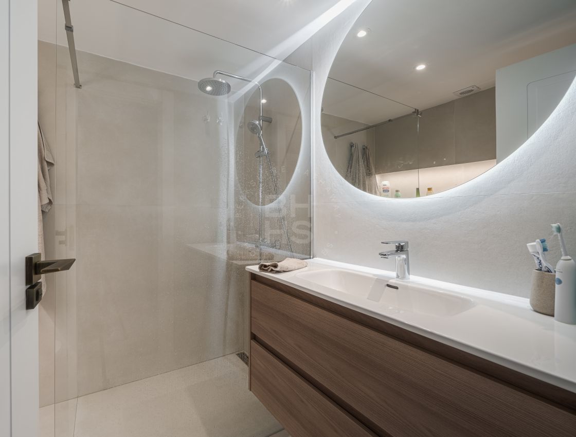 Contemporary apartment in Las Lomas del Marbella Club, Marbella´s finest location