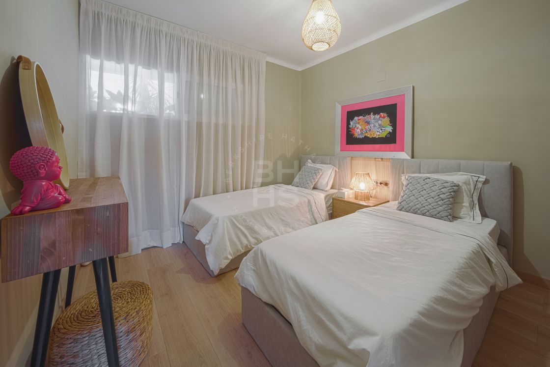 Contemporary apartment in Las Lomas del Marbella Club, Marbella´s finest location