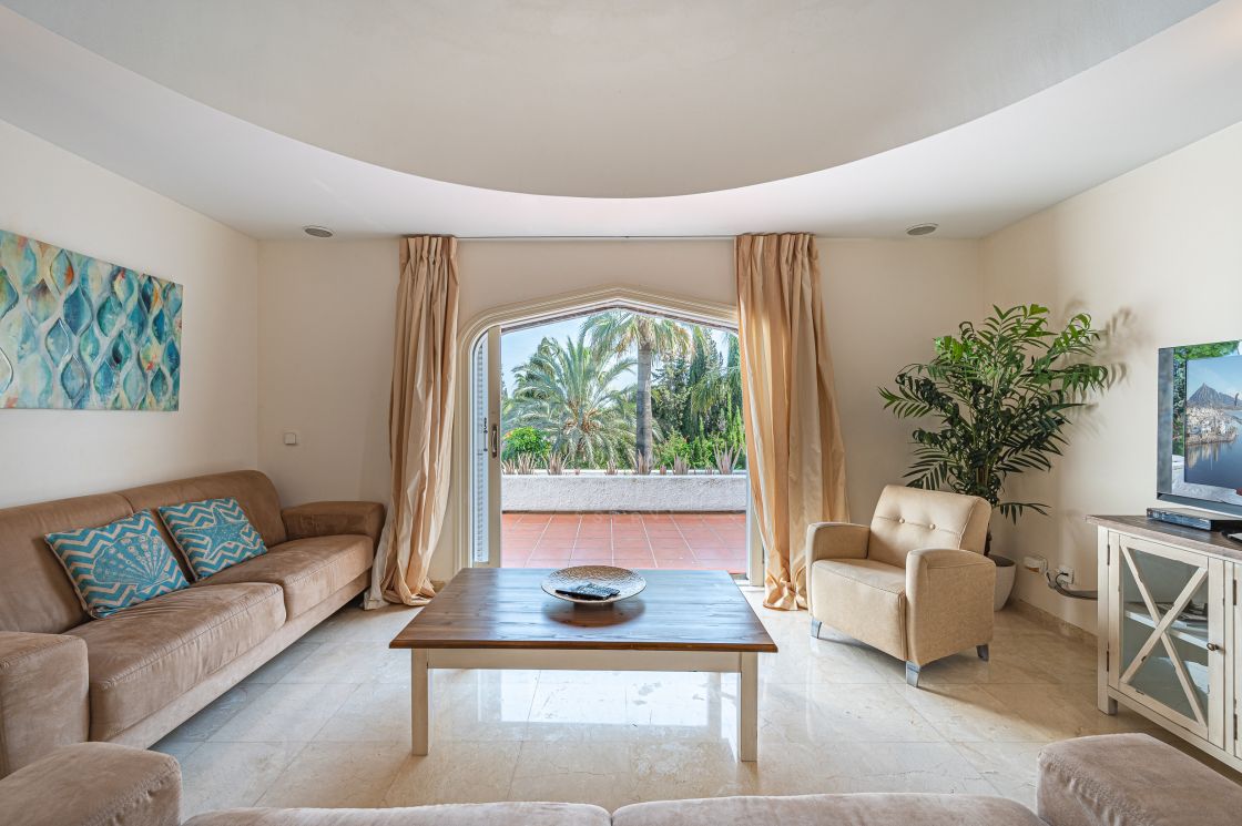 Andalusian-style villa with separate accommodation close to Puerto Banús