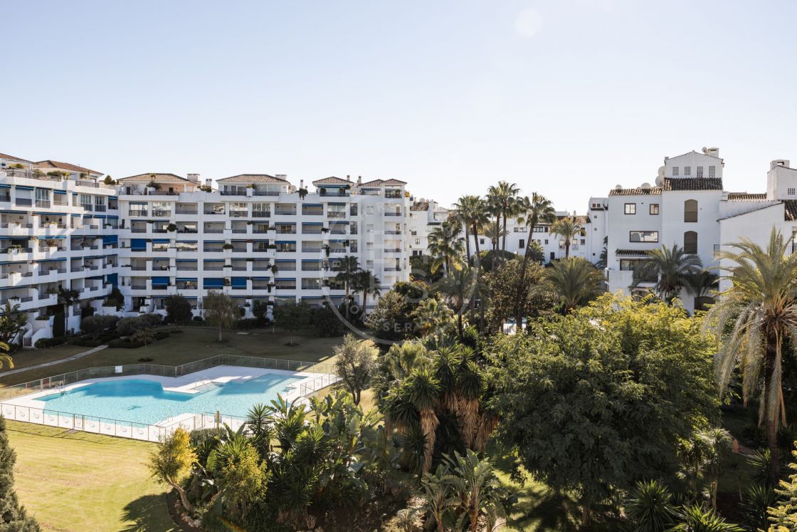 Recently renovated apartment located in a top location steps away from the renowned Puerto Banús marina