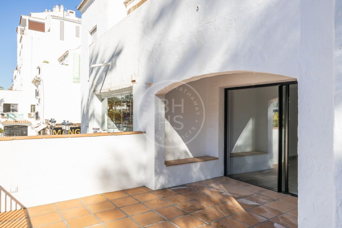 Recently renovated apartment located in a top location steps away from the renowned Puerto Banús marina