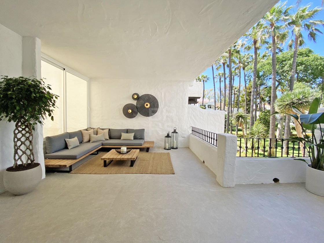 Superb front line beach apartment located in the renown urbanisation of Casanova, Puerto Banus.