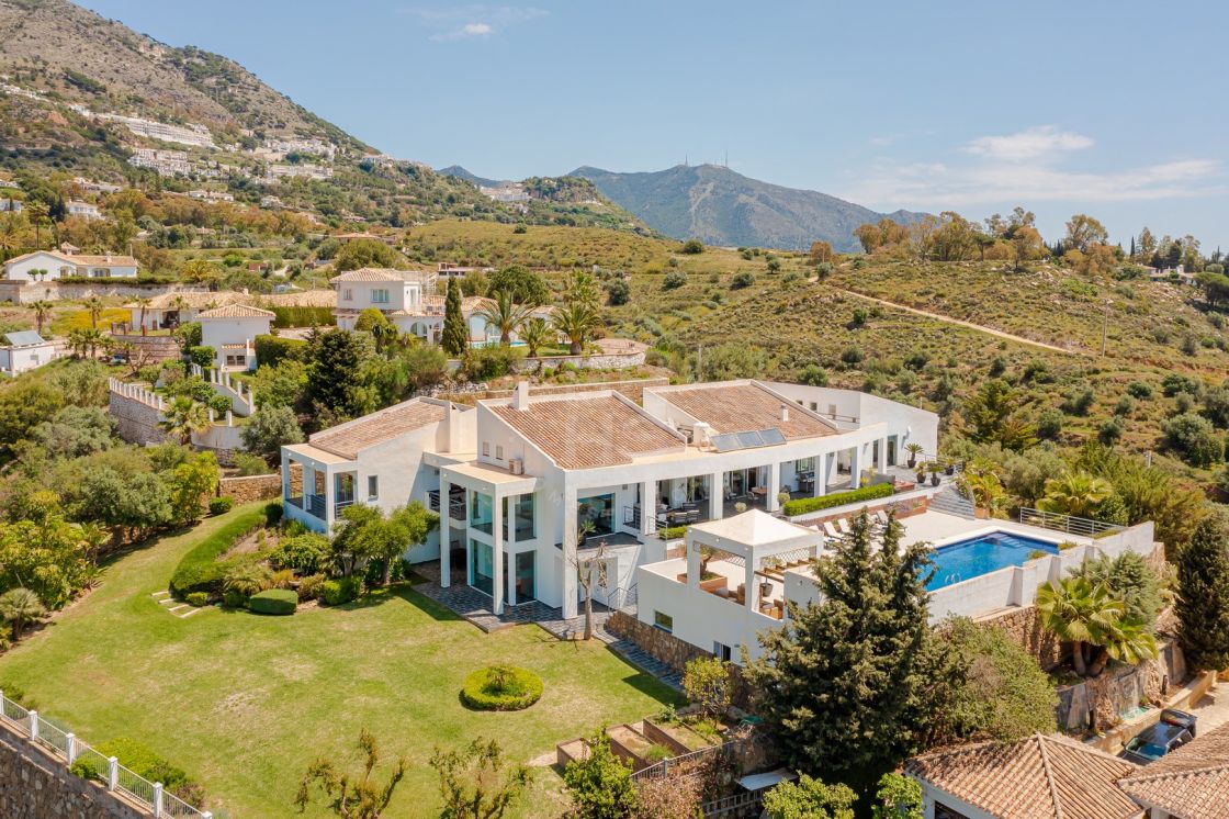 Modern villa with sea views in La Alquería, Mijas Costa