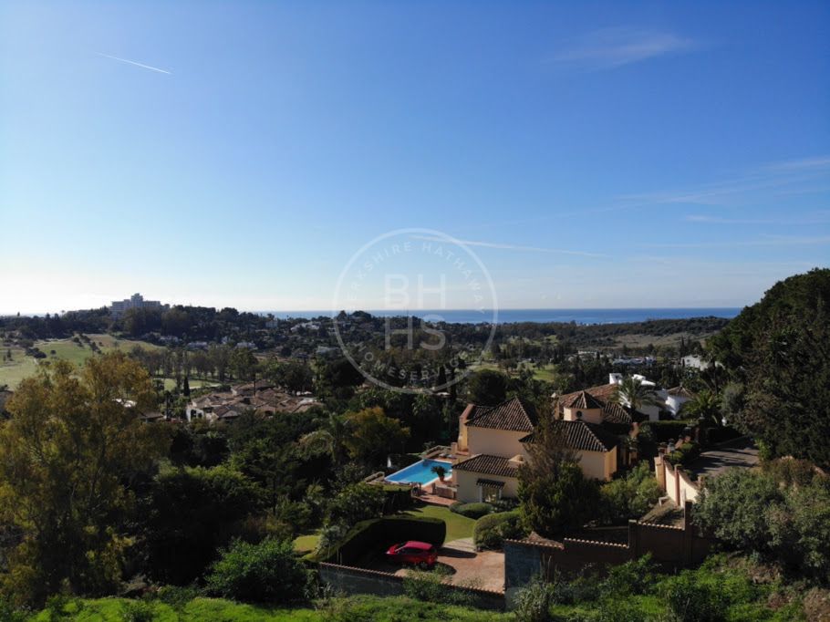 Stunning turnkey villa with panoramic sea views located in Los Arqueros, Benahavis.
