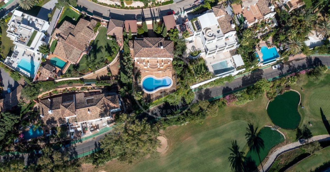 Frontline golf villa with lots of potential in La Quinta, Benahavís