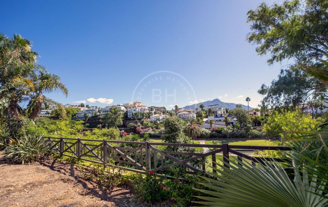 Frontline golf villa with lots of potential in La Quinta, Benahavís