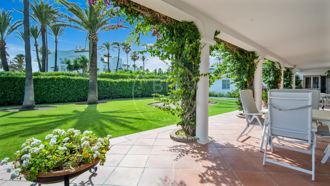 Beachfront villa with direct access to the Estepona promenade on the New Golden Mile