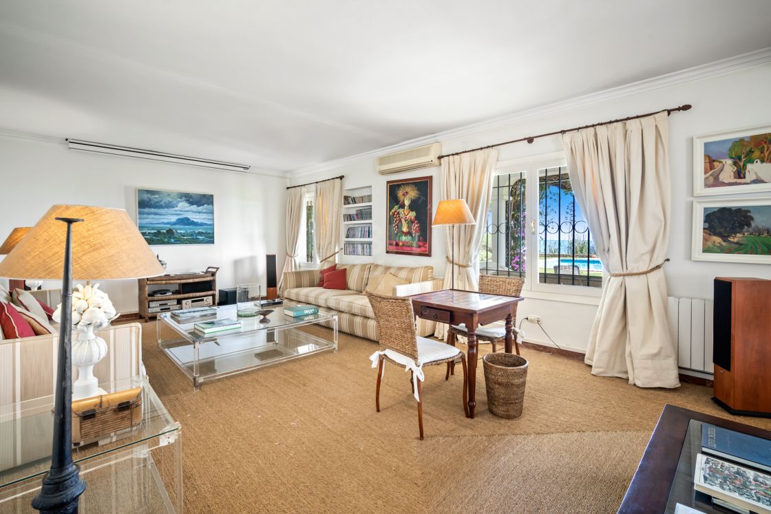 Beachfront villa with direct access to the Estepona promenade on the New Golden Mile