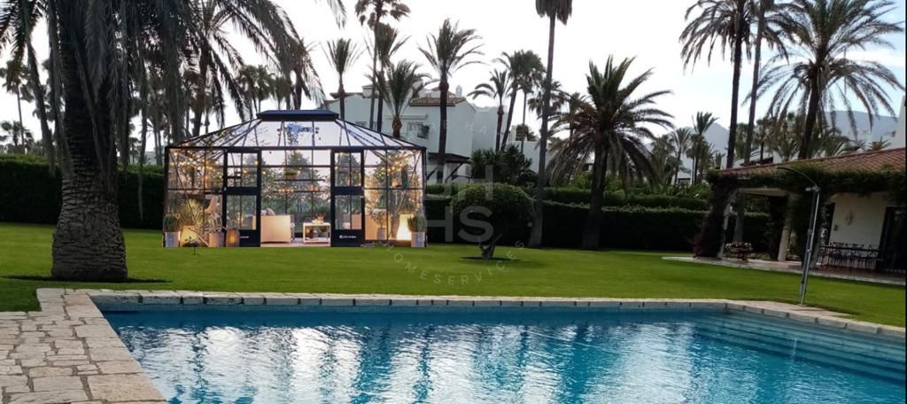 Beachfront villa with direct access to the Estepona promenade on the New Golden Mile