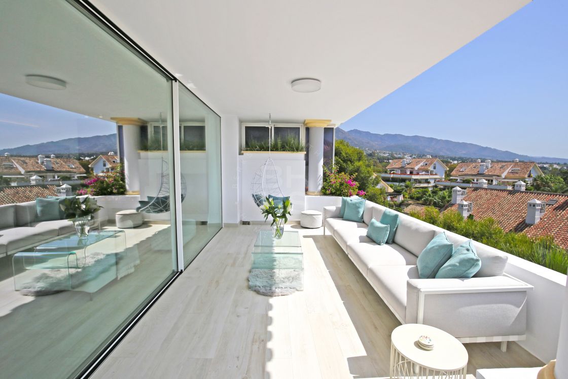 Southeast-facing duplex penthouse with sea views in Monte Paraíso, on Marbella’s Golden Mile