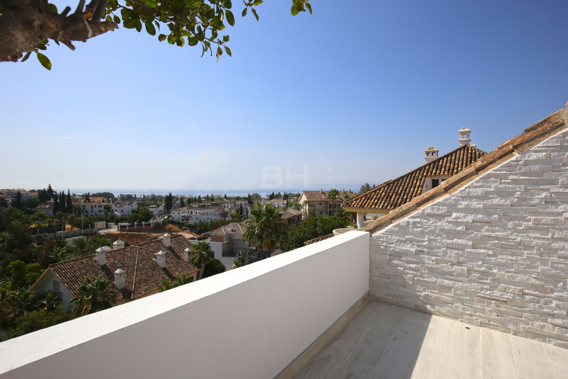Southeast-facing duplex penthouse with sea views in Monte Paraíso, on Marbella’s Golden Mile