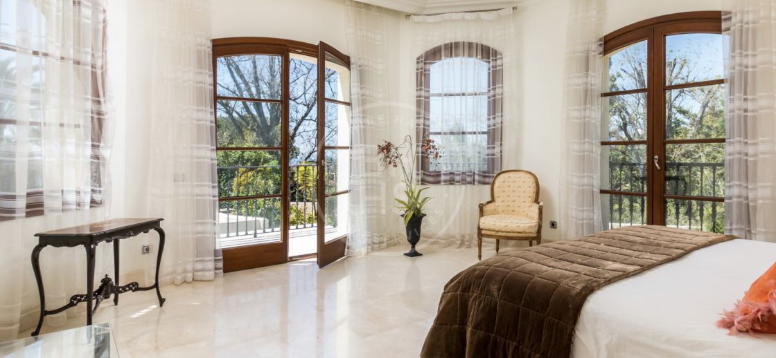 Impressive luxury villa with sea and mountain views in Los Picos, on Marbella’s Golden Mile