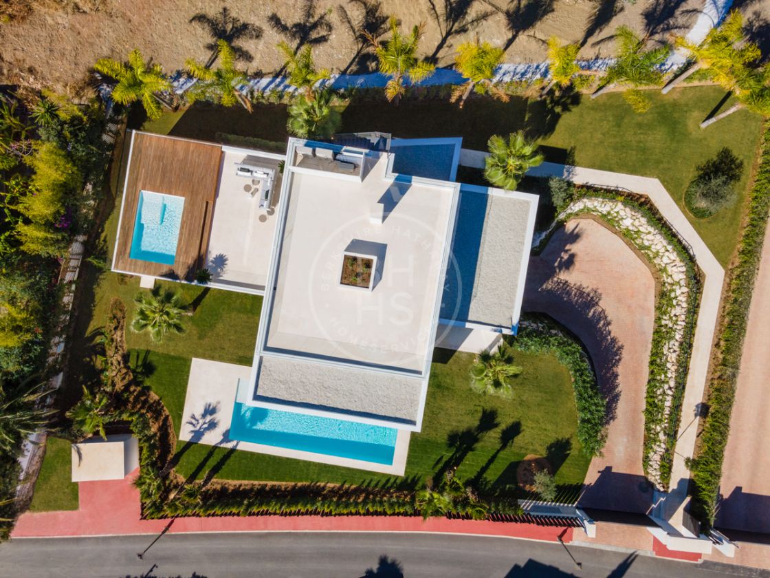 Spectacular new villa in a development of contemporary homes with 24-hour security in Nueva Andalucía