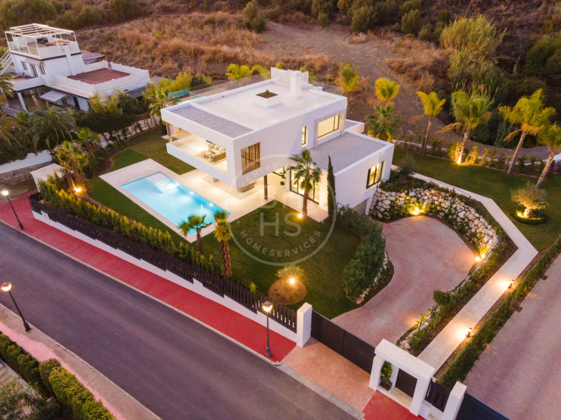 Spectacular new villa in a development of contemporary homes with 24-hour security in Nueva Andalucía