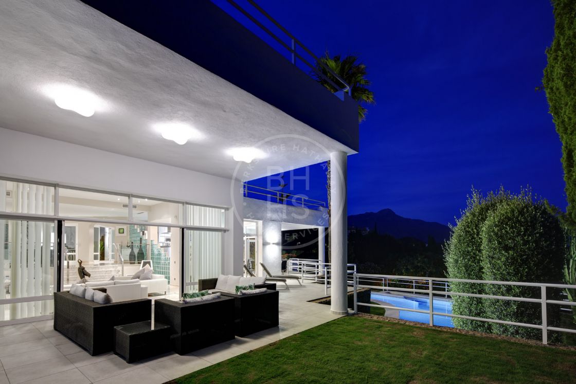 Contemporary villa property in the elegant hillside area of La Quinta, Benahavís