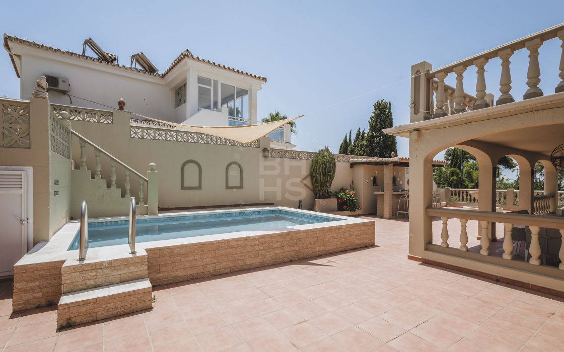 Great investment opportunity – Villa with two commercial premises and potential for extension situated walking distance to everything in La Campana
