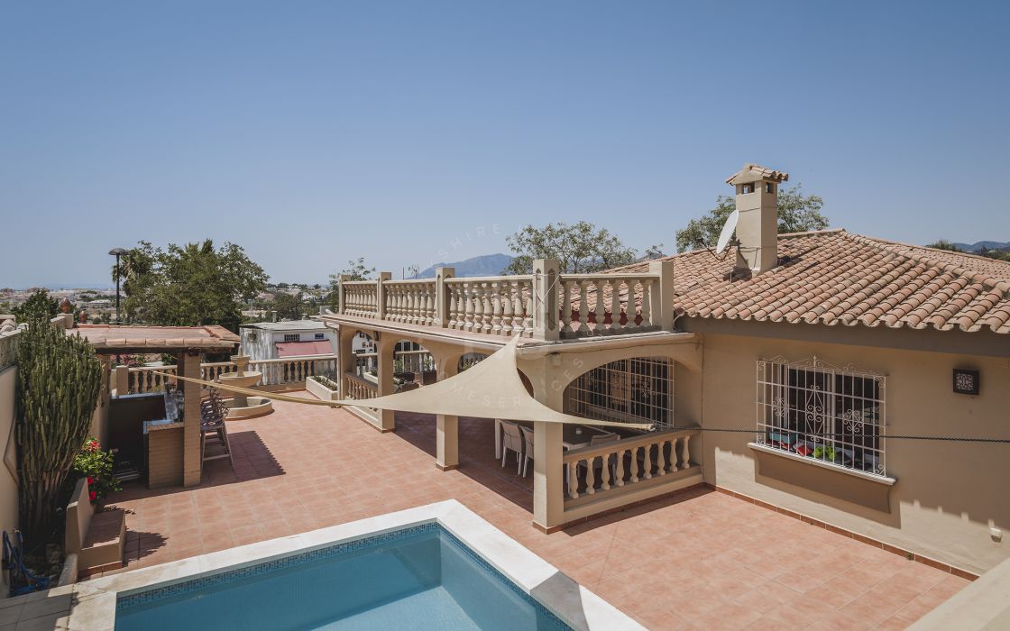 Great investment opportunity – Villa with two commercial premises and potential for extension situated walking distance to everything in La Campana