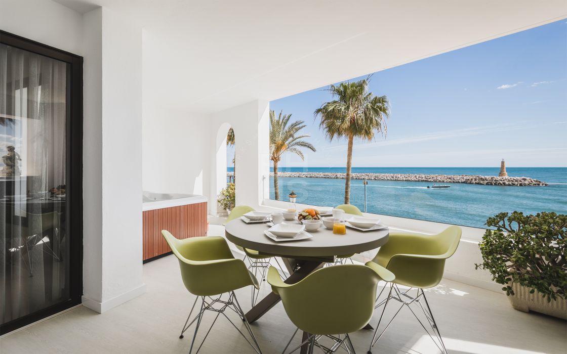 Impressive fully renovated corner unit apartment in the heart of Puerto Banús harbour!