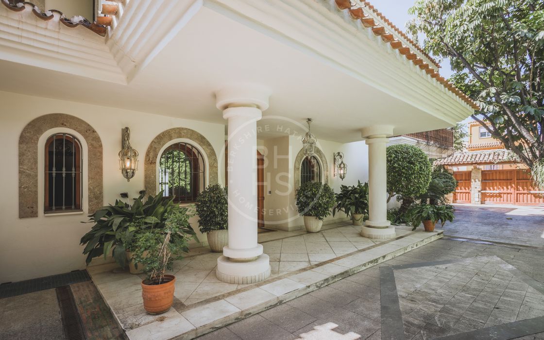 Elegant family villa with sea views near Marbella centre