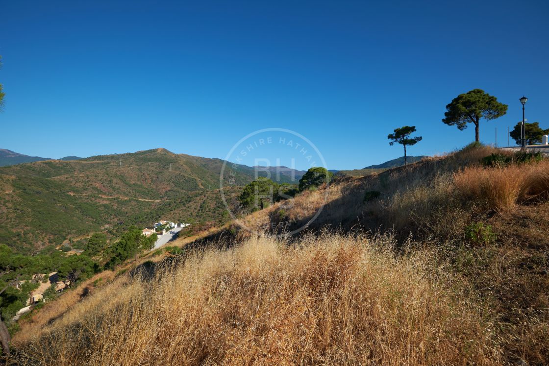 Investment opportunity! Set of three building plots with sea views in Monte Mayor, Benahavís