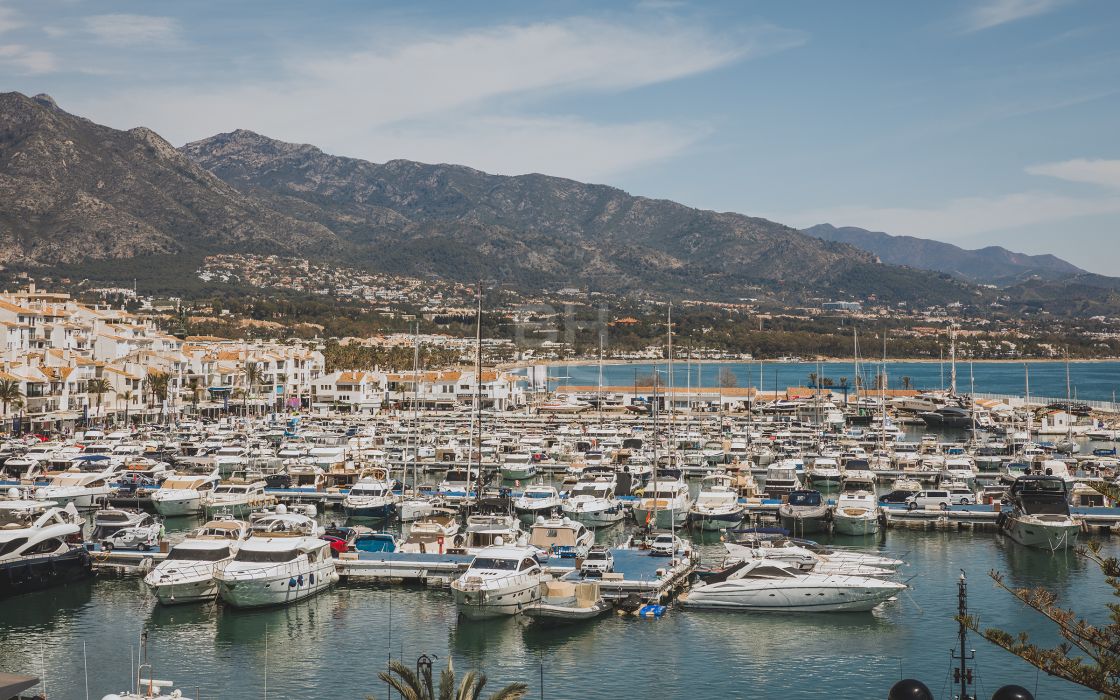 Huge beachfront penthouse with panoramic sea views in Puerto Banús