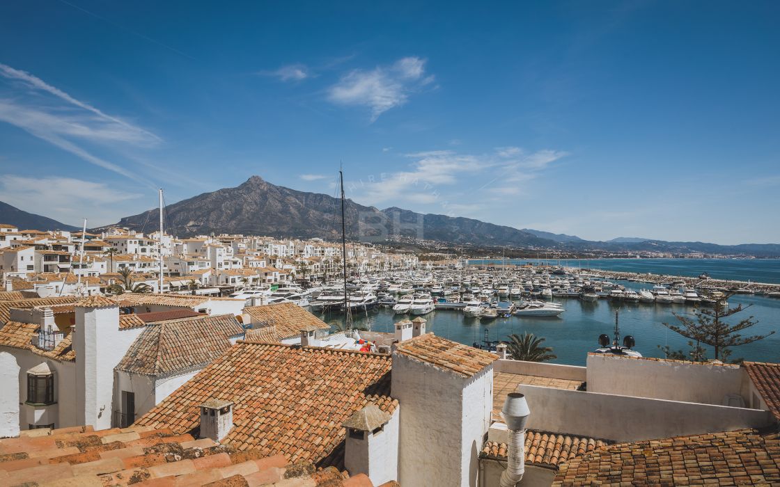 Huge beachfront penthouse with panoramic sea views in Puerto Banús