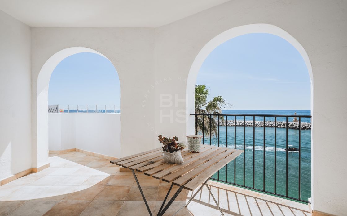 Huge beachfront penthouse with panoramic sea views in Puerto Banús