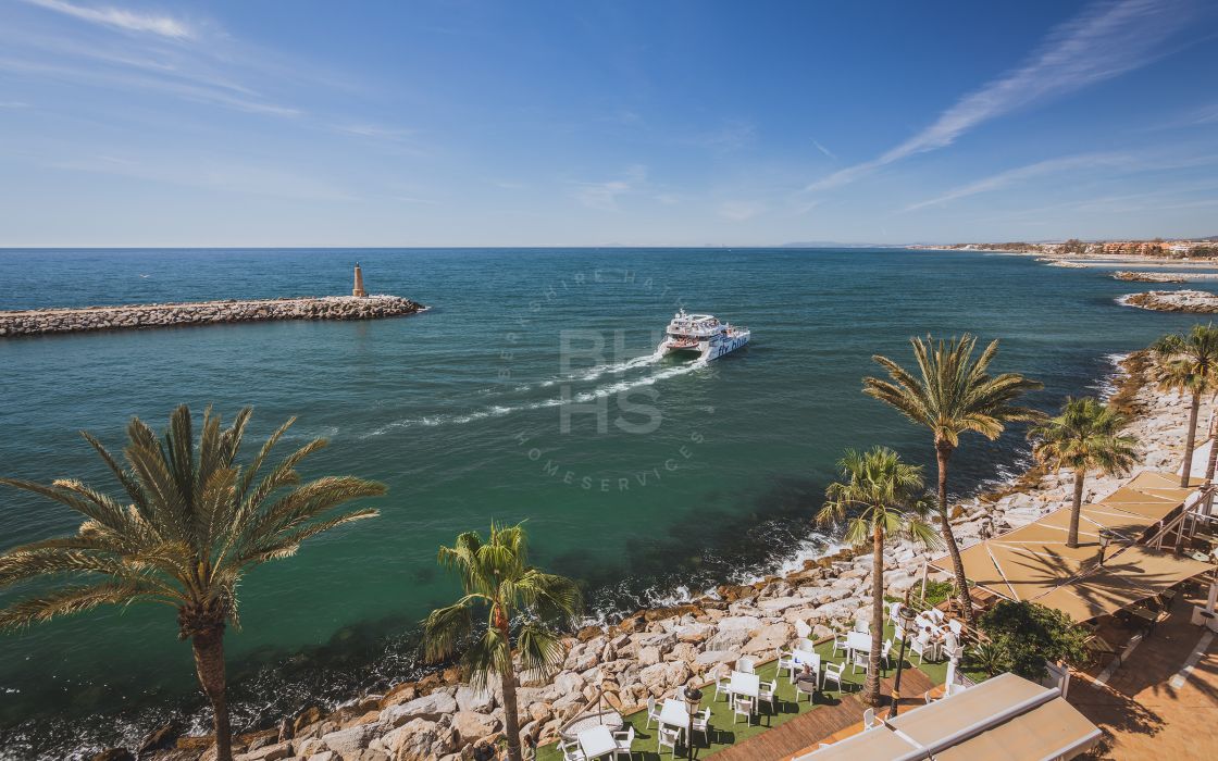 Huge beachfront penthouse with panoramic sea views in Puerto Banús