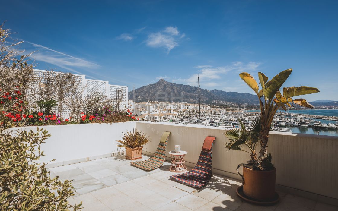 Huge beachfront penthouse with panoramic sea views in Puerto Banús