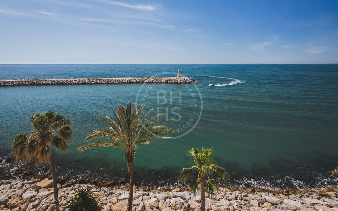 Huge beachfront penthouse with panoramic sea views in Puerto Banús