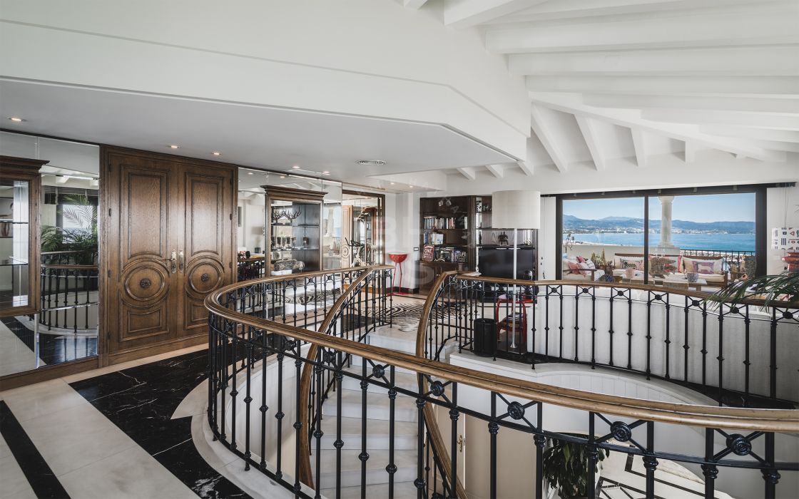 Huge beachfront penthouse with panoramic sea views in Puerto Banús