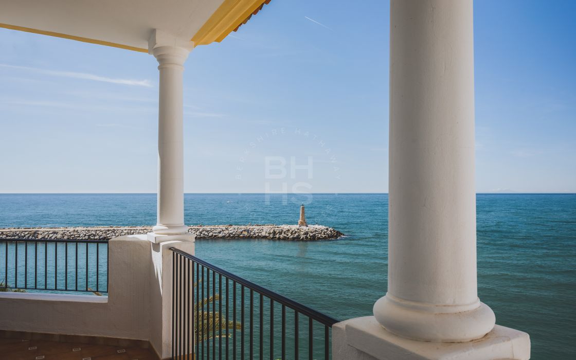 Huge beachfront penthouse with panoramic sea views in Puerto Banús