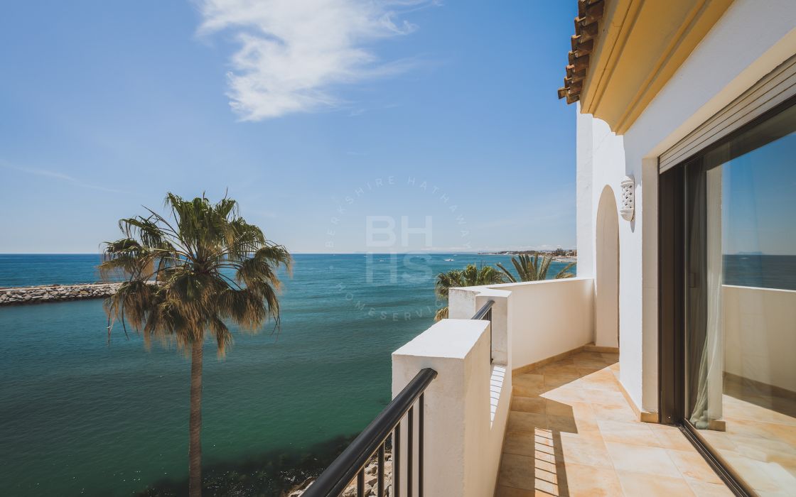 Huge beachfront penthouse with panoramic sea views in Puerto Banús