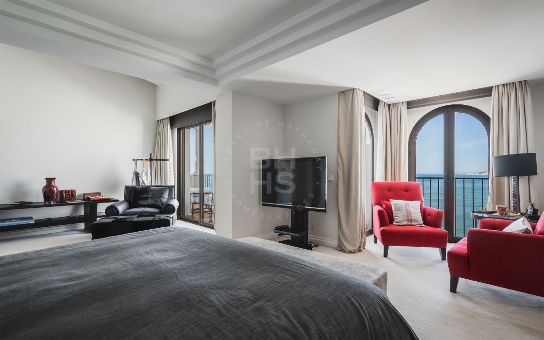 Huge beachfront penthouse with panoramic sea views in Puerto Banús