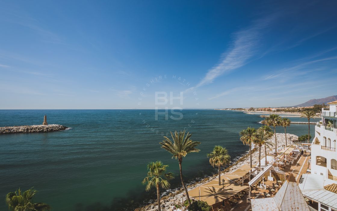 Huge beachfront penthouse with panoramic sea views in Puerto Banús