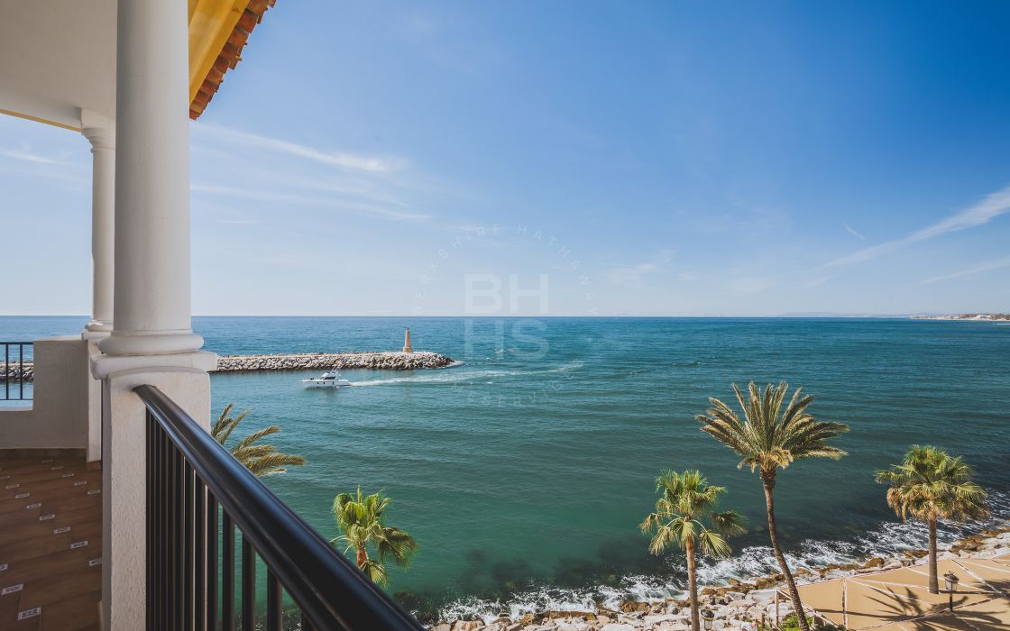 Huge beachfront penthouse with panoramic sea views in Puerto Banús