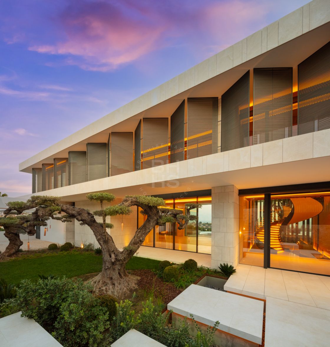 Cutting-edge frontline golf villa in Los Flamingos, Benahavís