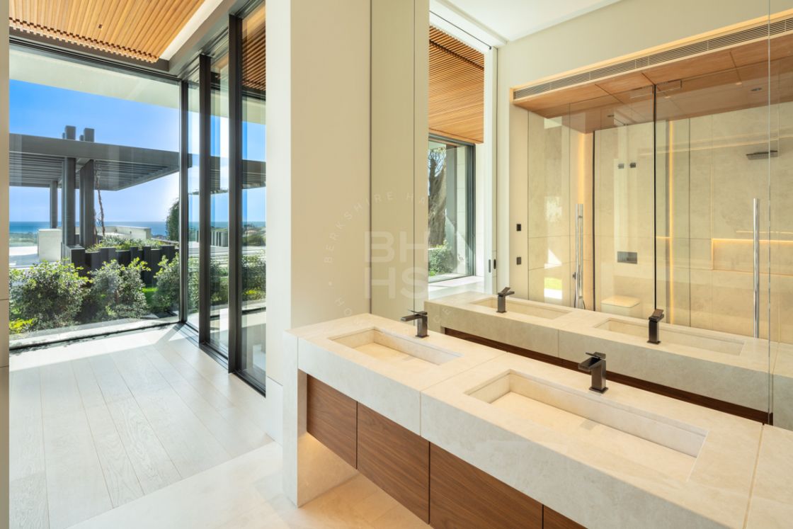 Cutting-edge frontline golf villa in Los Flamingos, Benahavís