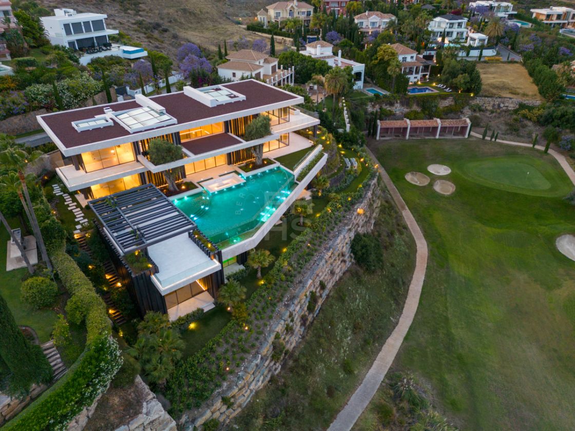 Cutting-edge frontline golf villa in Los Flamingos, Benahavís