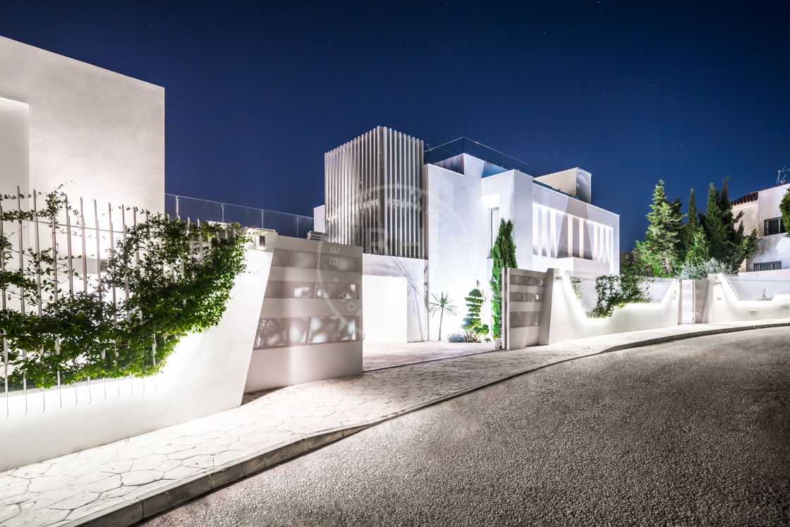 High-end mansion within a five-minute walk to the beach and Puerto Banús