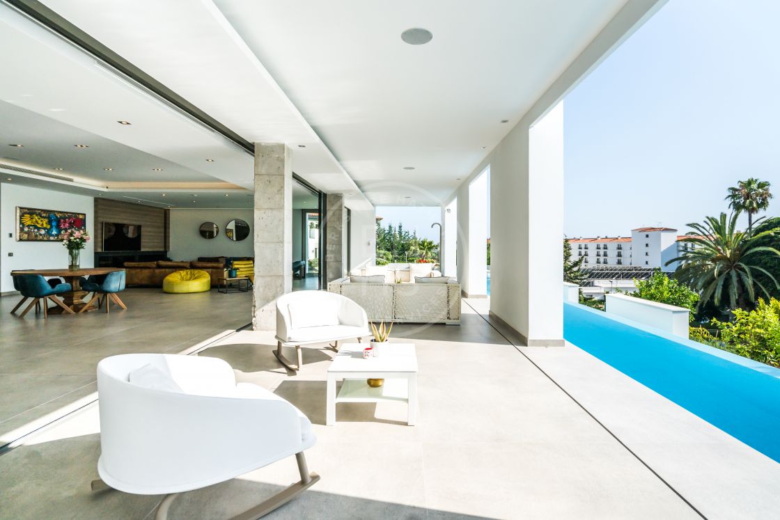 High-end mansion within a five-minute walk to the beach and Puerto Banús