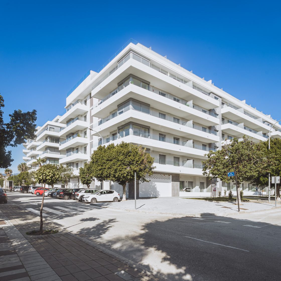 Beautifully styled fifth floor apartment walking distance to the beach in Jardines de Guadaiza - La Campana