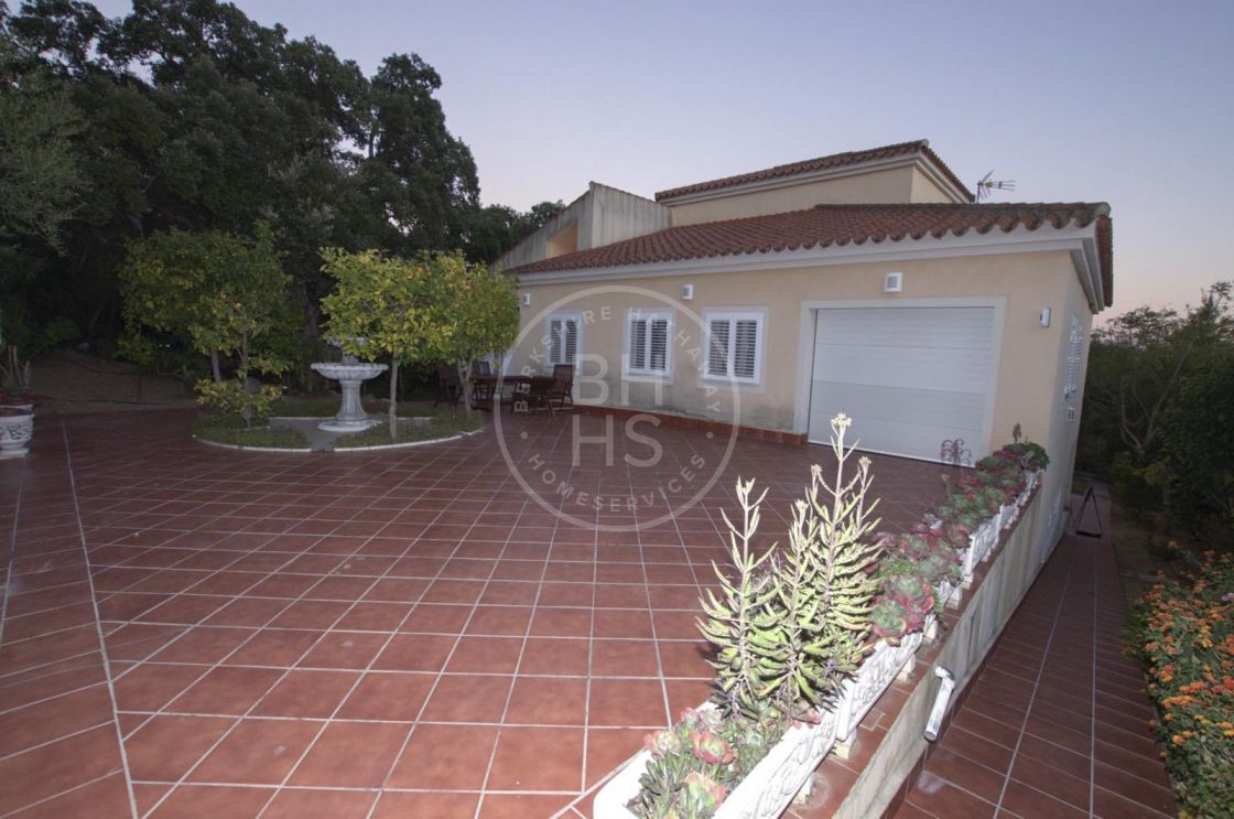 Family villa with open views to the surrounding nature in Sotogrande Alto
