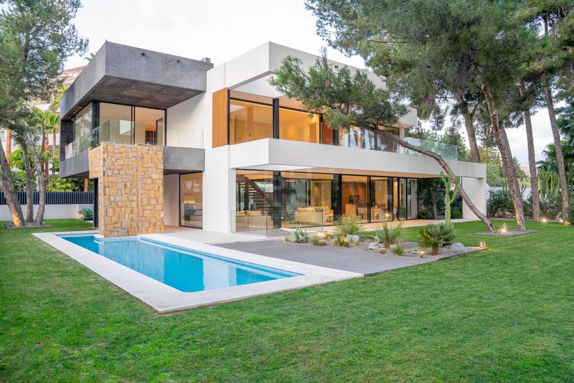 Fully renovated 2nd line beach villa in Puente Romano, Golden Mile-Marbella.