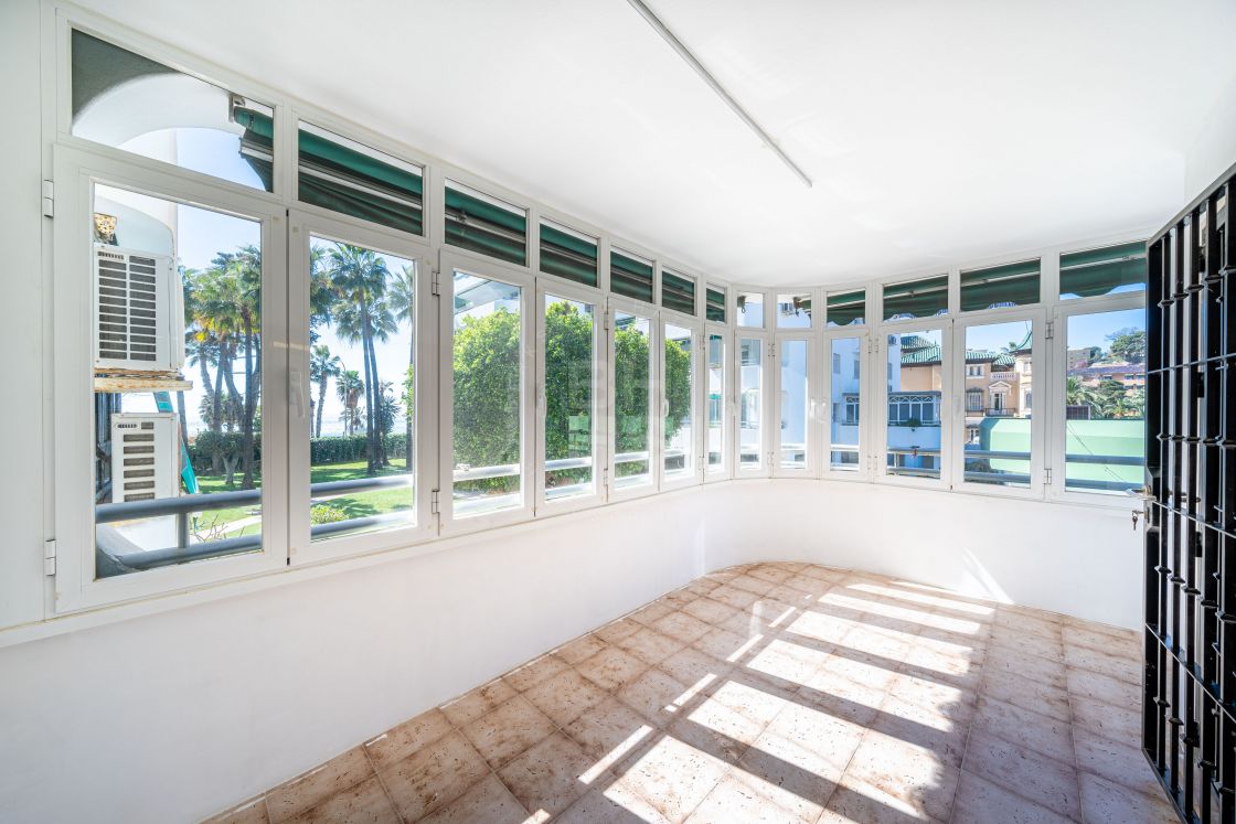 Recently renovated beachfront apartment with sea views close to the historic centre of Malaga