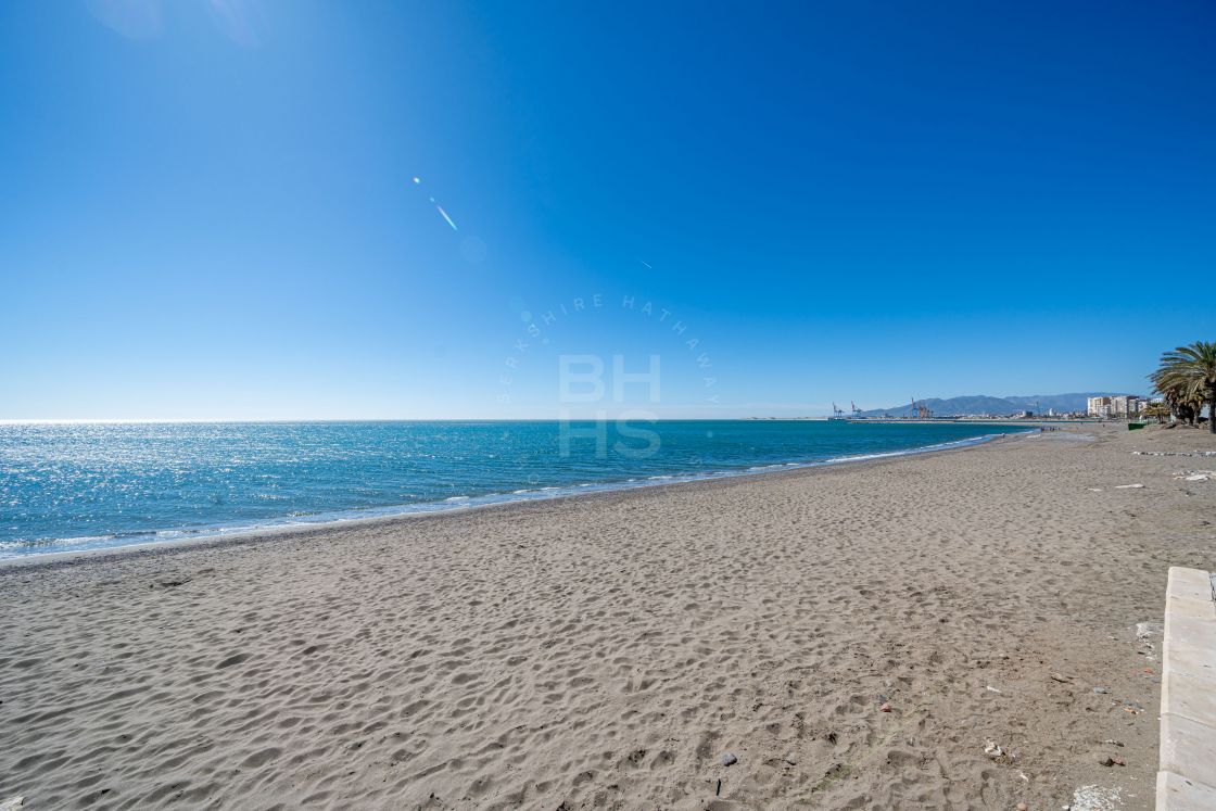 Apartamento recién reformado en primera línea de playa con vistas al mar cerca del centro histórico de Málaga
