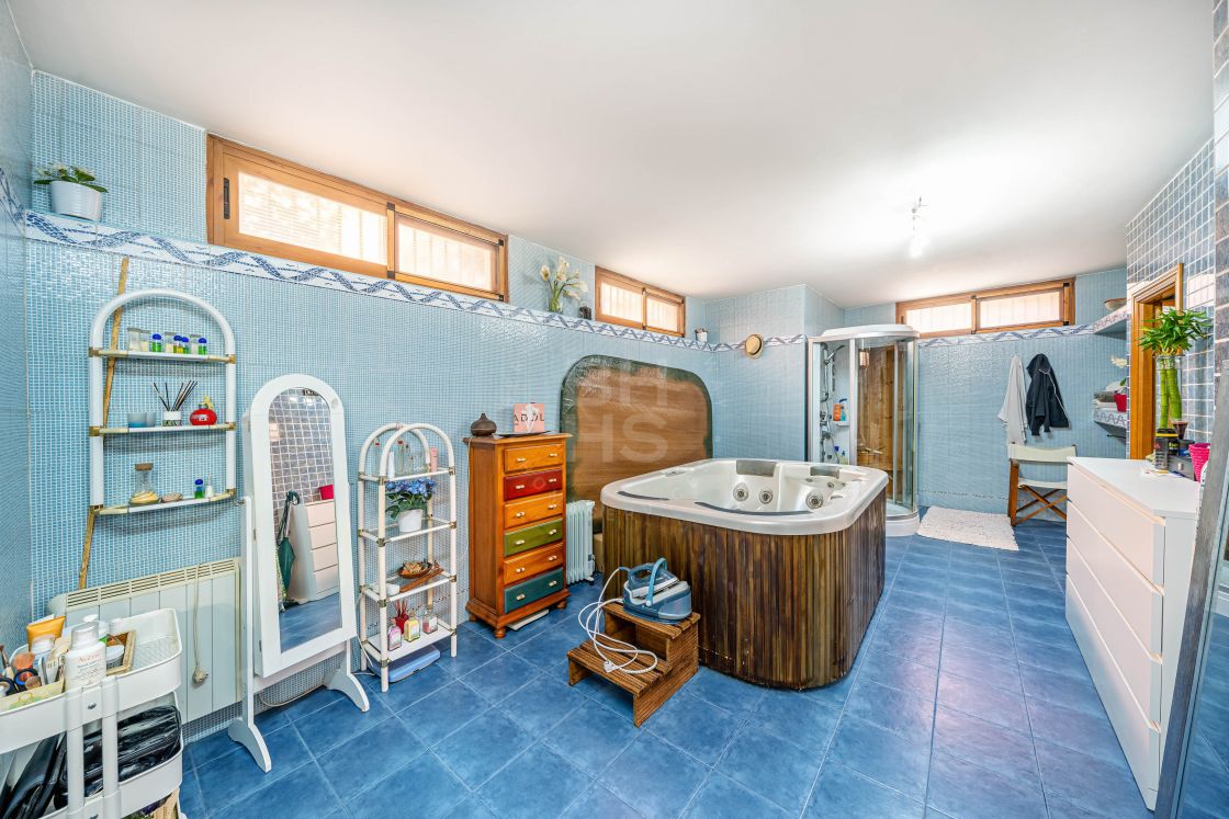 Splendid villa with Andalusian charm just a 5-minute walk from the beach in Benalmadena