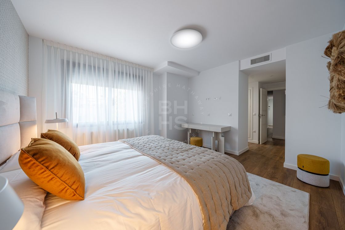 Brand new second-floor apartment in a modern residential complex situated in an exclusive area of El Limonar
